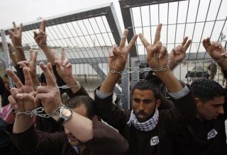Ribuan tawanan Palestina  diperlakukan tidak manusiawi oleh Zionis. (felesteen.ps)