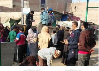 Rakyat Mesir menerima pembagian roti dari truk sampah. (islammemo.cc)