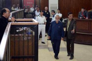 Mursyid Ikhwanul Muslimin menghadapi pengadilan batil yang digelar rezim kudeta Mesir. (islammemo.cc)