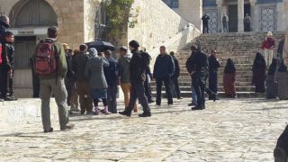 Para pemukim ilegal Yahudi nistai masjid suci Al-Aqsha. (felesteen.ps)