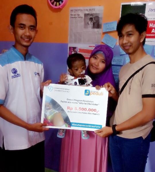 Relawan dakwatuna peduli dan DPUDT Jakarta menyerahkan donasi kepada keluarga Alfariel.  (bagus/dp/dpudt)