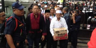 Perwakilan Gerakan Masyarakat Jakarta (GMJ) membawa KTP dukungan hak angket DPRD.  (kompas.com)
