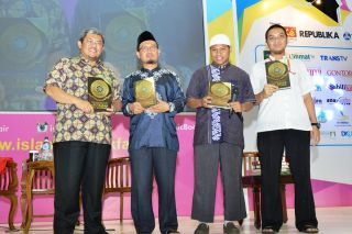 Gubernur Jawa Barat menjadi salah satu pembicara dalam acara bedah buku ‘The Golden Story of Abu Bakar Ash Shidiq’ di Islamic Book Fair (IBF) 2015, Ahad (1/3). (IST)