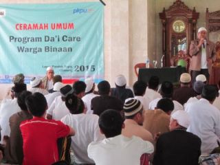 Sekitar 600 warga binaan penghuni Lapas Klas II A Pondok Rajeg, Cibinong mengikuti acara Tabligh Akbar yang diselenggarakan Unit Dakwah PKPU, Sabtu (28/3/2015). (Bramaji/kis/pkpu)