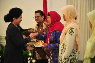 Nuryani (jilbab merah), Kader TB Care PKPU saat menerima penghargaan dari menteri kesehatan. Selasa (24/3/15).  (Riska/kis/pkpu)