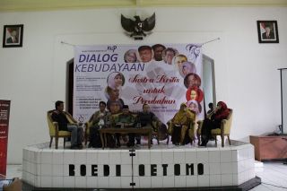 Dialog Kebudayaan bertema “Sastra Kritis untuk Perubahan” di Museum Kebangkitan Nasional, Jakarta, Ahad (1/3/2015). (Nur Afilin/FLP Jakarta)