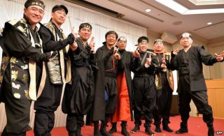 Para gubernur dan walikota berpakaian ninja ketika meluncurkan "Ninja Council" pada 8/3/2015 (japantimes.com.jp) 