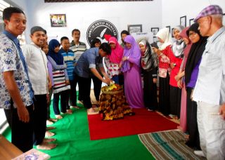Ketum FAM Indonesia Muhammad Subhan memotong tumpeng dalam rangka syukuran Ulang Tahun ke-3 Forum Aktif Menulis (FAM) Indonesia, Ahad (1/3/2015), di kantor pusat FAM Indonesia, Pare, Kediri, Jawa Timur. (Foto: IST/FAM)