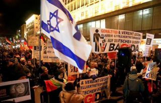 Aktivis Pegida berdemonstrasi dengan mengibarkan bendera Israel. (alsafwanews.com)