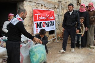 Relawan ACT mendistribusikan bantuan selimut untuk para pengungsi suriah. (ACTNews)