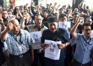 Aksi pegawai KPK menolak pelimpahan kasus Komjen Budi Gunawan ke Kejaksaan Agung. Selasa (3/3/15).  (okezone.com)
