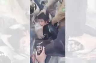 Eksekusi mati anak kecil oleh milisi Syiah di Irak. (aljazeera)