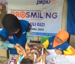 operasi timbang PKPU di kelurahan sail, Kecamatan Tenayan Raya, Pekanbaru. Pada Minggu (15/3/15). (Afrizal/pkpu)