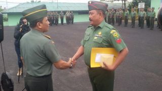 Kopka Edy Mulyanto (43) saat menerima penghargaan dari Danrem 044 Gapo Kol Inf Suko Basuki. (tribunnews.com)