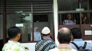Maya dan Farhan Muhammad saat berada didalam tahanan Polresta Padang. (solidaritas muslim.com)