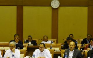 Menteri Energi dan Sumber Daya Mineral (ESDM) Sudirman Said (tengah) mengikuti rapat kerja dengan Komisi VII DPR di Komplek Parlemen, Senayan, Jakarta.  (okezone.com)