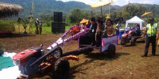 Pasangan pengantin saat usai diarak keliling kampung dengan traktor. (kompas.com)