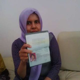 Suroya Cholid, warga Jalan Ampel Melati I/15, Surabaya, Jawa Timur saat menunjukkan pasport yang dimilikinya. (detik.com)
