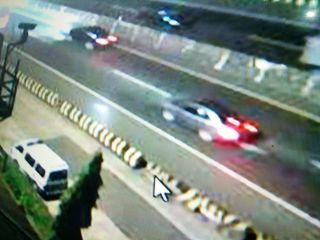 Berdasarkan pantauan CCTV, inilah gambar saat mobil Yana seret Firman sejauh 30 km.  (detik.com)