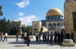 Pemukim ilegal Yahudi menistai masjid suci Al-Aqsha. (islammemo.cc)