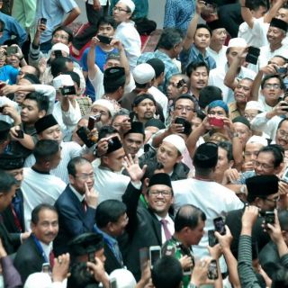 Gubernur Jawa Barat Ahmad Heryawan usai  menjadi Khotib sholat Jumat di Masjid Agung Bandung bersama peserta Konferensi Asia-Afrika, Jumat (24/4). (IST)