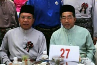 Datuk Azlin Alias dan Tan Sri Jamaludin Jarjis ketika menghadiri resepsi putri PM Najib Abdul Razak (themalaysianinsider.com)