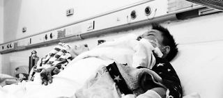 Chung Fang (12) saat terbaring di Rumah Sakit.  (mirror.co.uk)