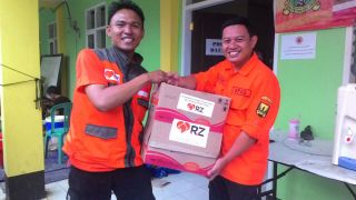Penyerahan bantuan oleh RZ kepada korban bencana longsor di desa Tegal Panjang Sukabumi (Rumah Zakat)