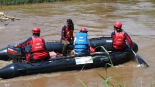 Tim Rescue PKPU menyusuri sunga cikeas untuk mencari Rizky Ardian pelajar SMP Negeri 7 Kota Bekasi, Jawa Barat. (kis/pkpu)