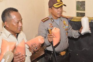 Kapolres Bekasi Kota, Kombes  ‎Kombes Pol.Drs. Rudi Setiawan SIK.SH.MH,  menunjukkan barang bukti yang berhasil di sita.  (kis)