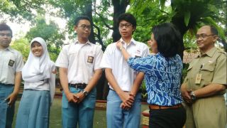 Muhammad Tsaqif Wismadi dan 4 siswa SMAN 3 Yogyakarta, saat menerima penghargaan dari KPK.  (detik.com)
