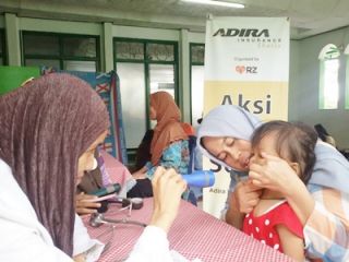 Aksi layanan pengobatan gratis kerjasama RZ dengan Monik ADIRA, Jumat (17/4/15).  (Rena/rz)