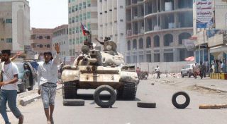 Tank yang ditinggalkan militer pro Ali Abdullah Salih. (Yemen-Press)