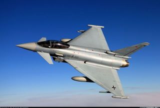 Jet tempur jenis EF-2000 Typhoon produksi Eurofighter.  (www.airliners.net)