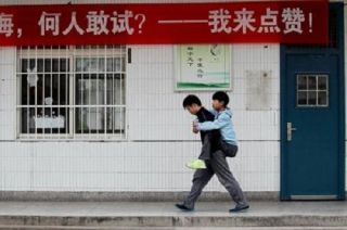 Gendong sahabat pulang-pergi ke sekolah (islammemo.cc)