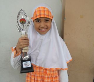 Aqila Micha Sabrina (Micha) Peraih medali emas pada kejuaraan silat Perisai Diri Cup VIII antar pelajar se-Pulau Jawa. (Rena/rz)