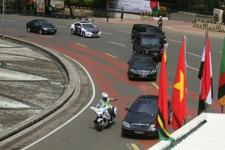 Kendaraan tamu negara dalam acara Konfrensi Asia Afrika melintasi Bundaran HI--MI/Arya Manggala. (metrotvnews.com)