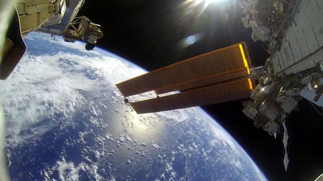 (Video) Astronot Ini Merekam Aktivitasnya Saat di Luar 