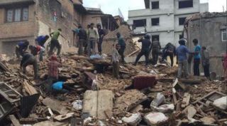 Gempa berkekuatan 7,9 SR di Nepal, merusak bangunan dan menimbulkan ratusan korban jiwa.  (liputan6.com)