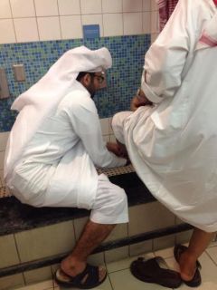 Seorang anak mencuci kaki ayahnya saat berwudhu. (twitter)