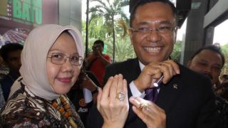 Menteri Perindustrian Saleh Husin saat mencoba batu akik 'Kepala Banteng' seharga 1 miliar. (tribunnews.com)