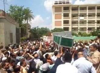 Ribuan warga Mesir mengantar jenazah as-syahid Farid Ismail. (egyptwindow.net)