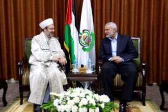 Wakil biro politik Hamas, Ismail Haneyah menyambut kujungan Menteri Agama Turki. (felesteen.ps)