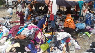 Relawan RZ membuka layanan keramas massal untuk para pengungsi Rohingya. Sabtu (23/5/15)