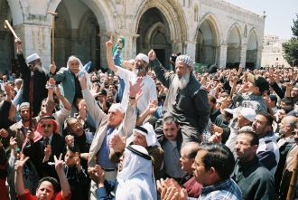 Warga Al-Quds yang menggelar ribath secara bergiliran di masjid Al-Aqsha. (shms.ps)