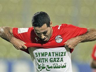 Selebrasi Abu Trika usai mencetak gol untuk TImnas Mesir. (sportsfilla.com)
