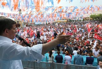 Ahmet Davutoglu berkampanye di depan pendukung AK-Parti. (anadolu)