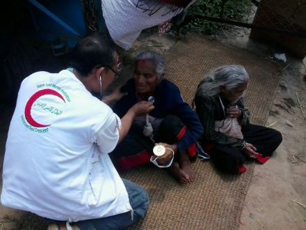 Relawan BSMI sedang melakukan pemeriksaan kesehatan kepada korban gempa di Nepal, Ahad (3/5) (IST)