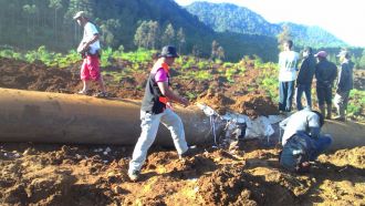 Relawan RZ membantu proses evakuasi korban longsor akibat ledakan pipa geothermal. Bencana ini menerjang Kampung Cibitung RW 15, Desa Margamukti, Pangalengan. (rena//sbb)