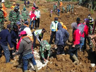 Relawan dan Aparat terus melakukan pencarian korban longsor Pangalengan, Jawa Barat. (kis/pkpu)